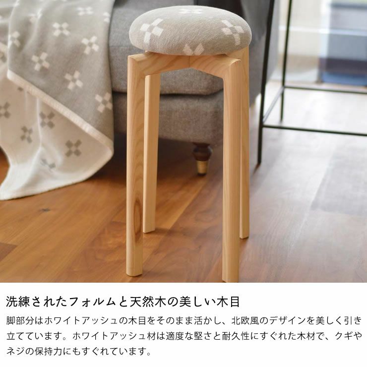 洗練されたフォルムと天然木の美しい木目のチェア