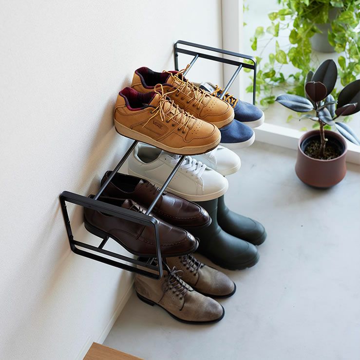 山崎実業 石こうﾎﾞｰﾄﾞ壁対応ウォールシューズラック タワー２段の使用イメージ（ブラック）