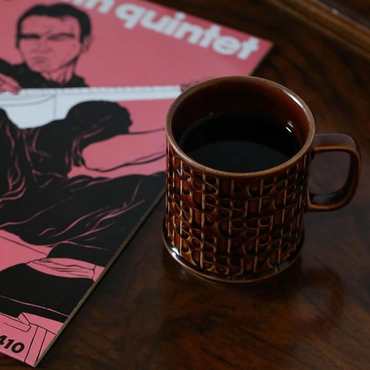 優しい印象の雰囲気のKiln マグ　アイボリー