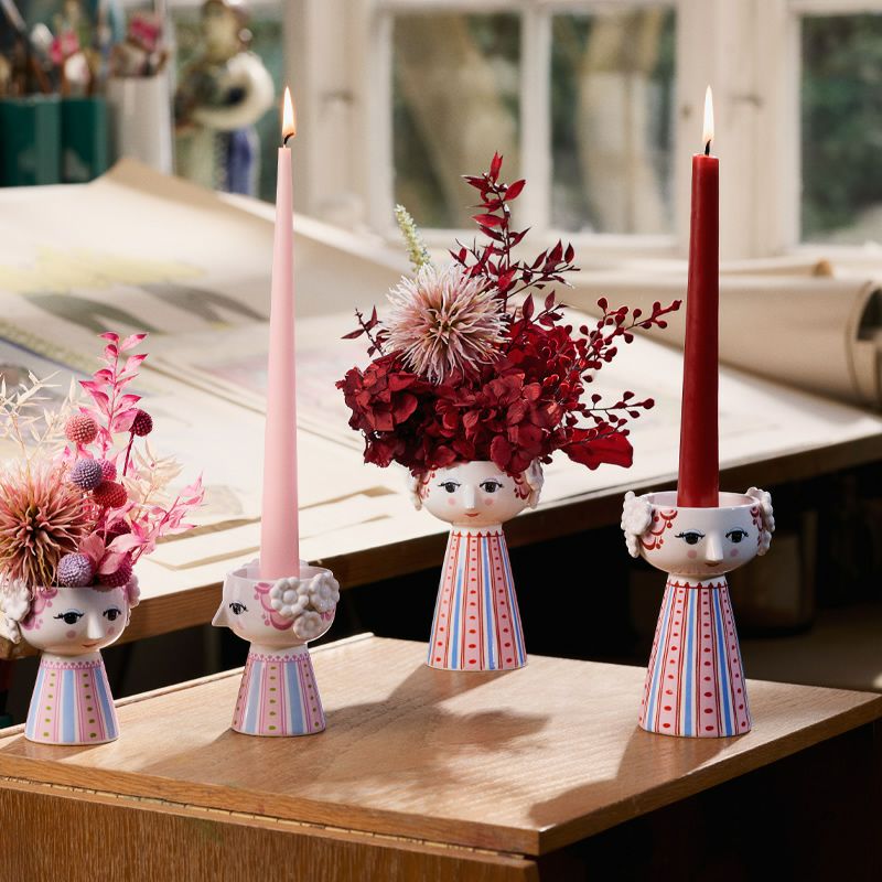 ビヨン・ヴィンブラッド　エヴァ キャンドルホルダー ダスティレッドをお部屋に置いたイメージ