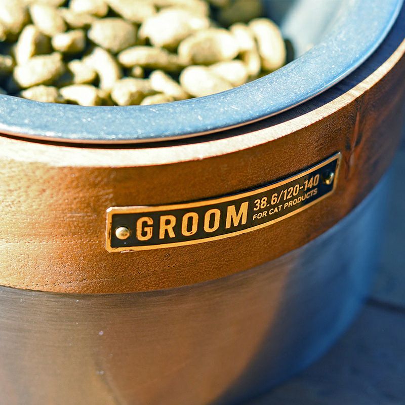 ウッド アンド アイアンフィーディングボウルのロゴプレート