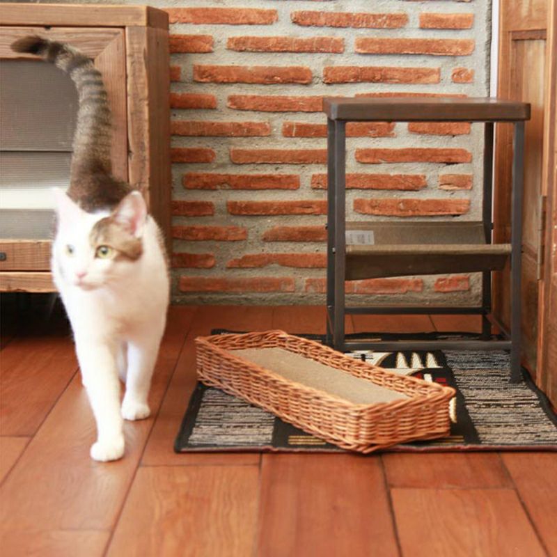 インテリアに馴染むラタンの爪とぎバスケット