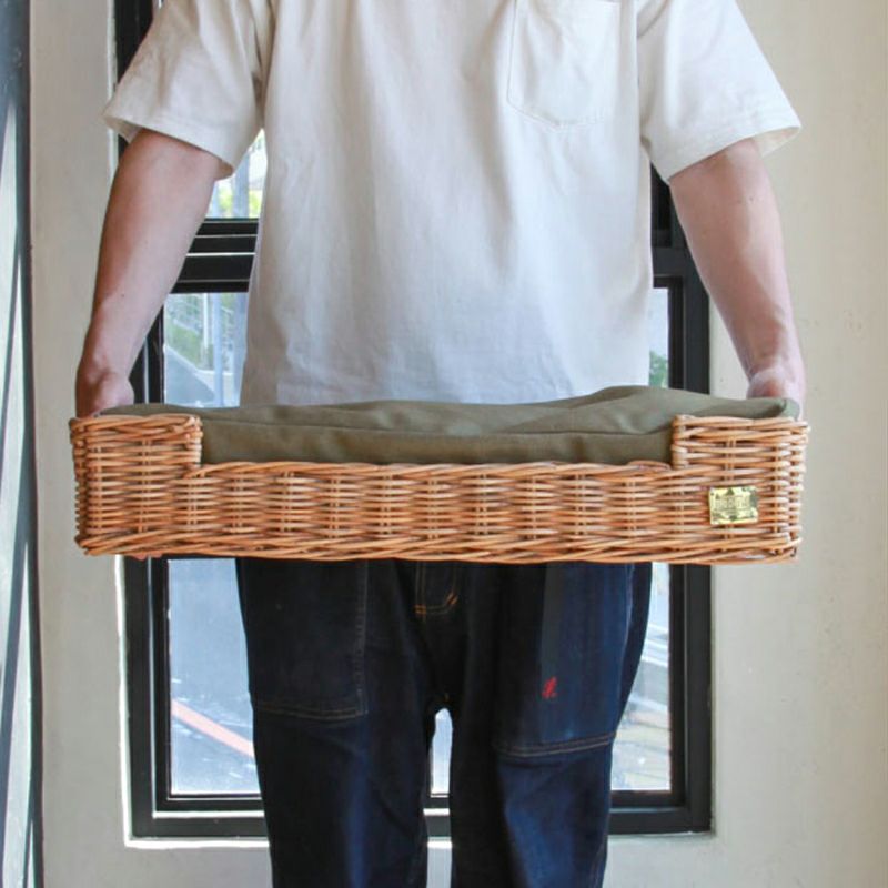 軽量で持ち運びやすい温かみのあるラタンのねこベッド