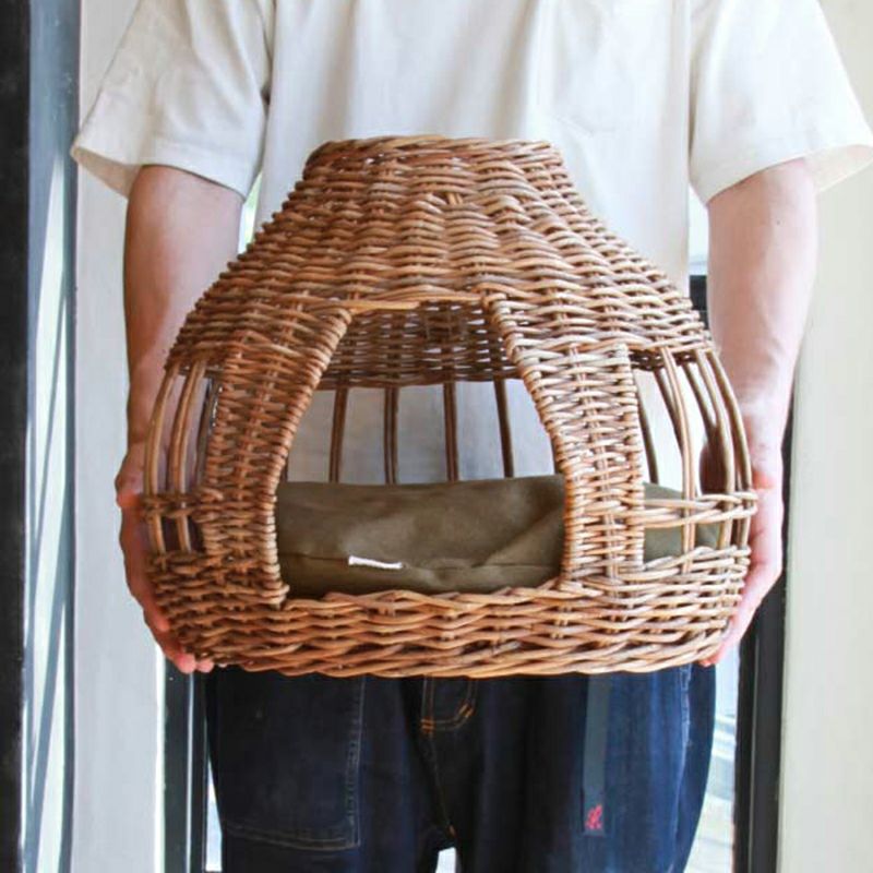 軽量で持ち運びやすいラタンのオニオンキャットハウス