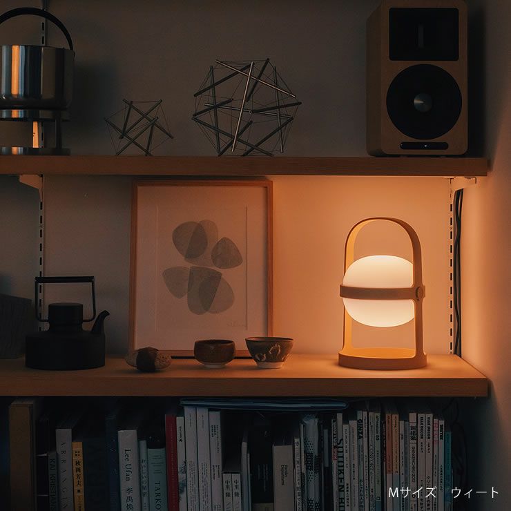 本棚にもさりげなく飾れるインテリアライト