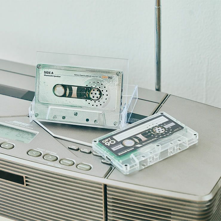 カセットテープ型スピーカーを部屋に置いたイメージ