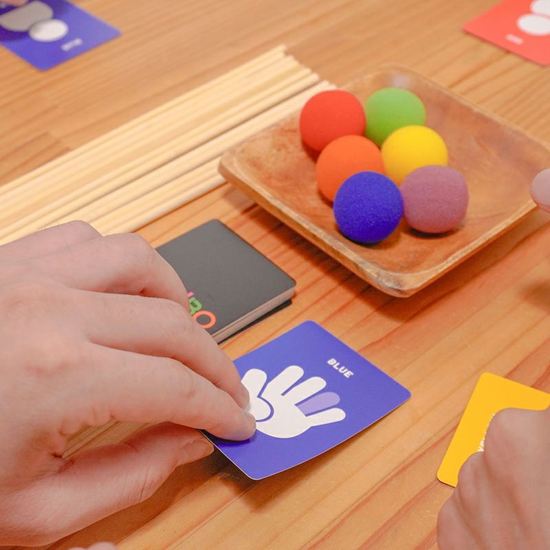 カードをめくる楽しさも味わえるボードゲーム