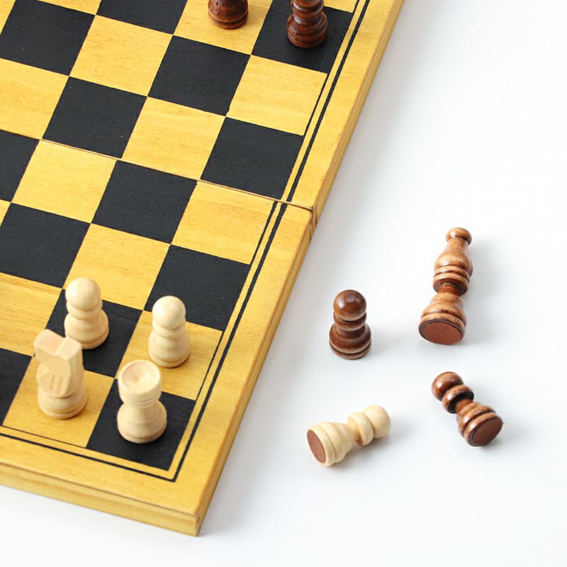 プロフェッサーパズルの美しく仕上げられた木製チェスセット