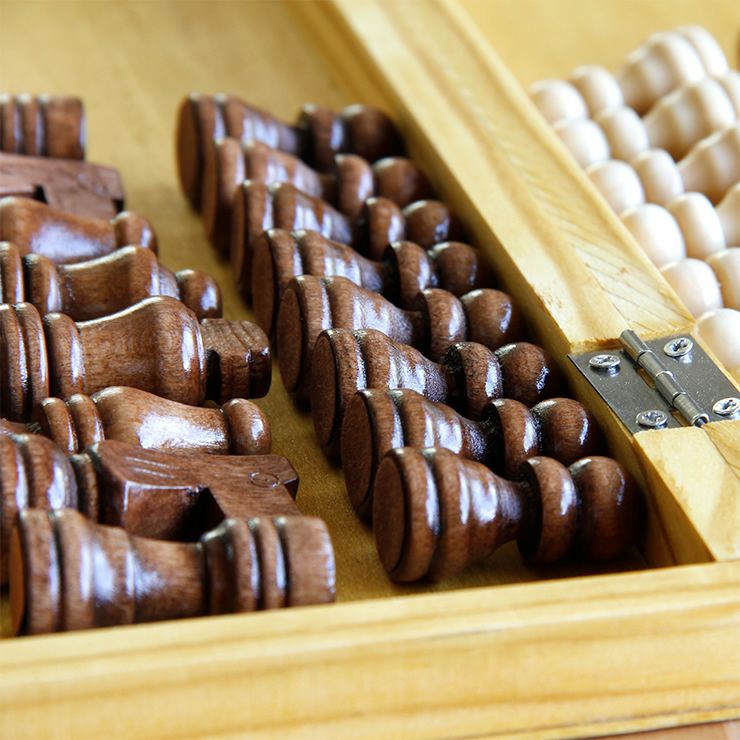 木製で温かみを感じるチェスの駒