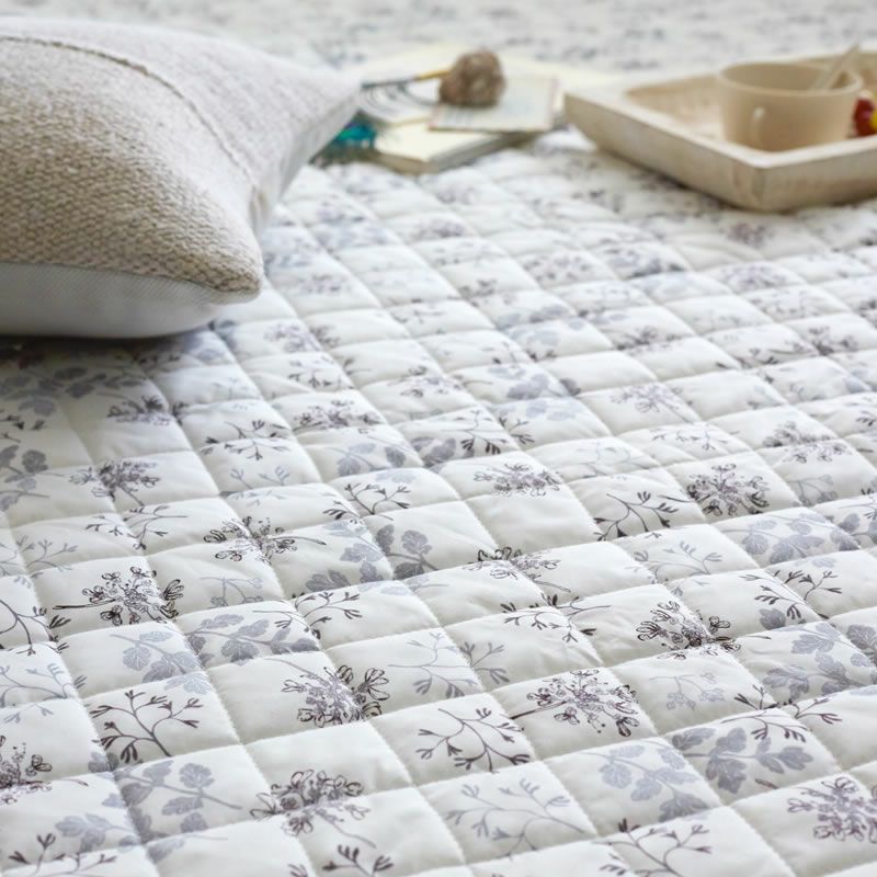 ふんわりとしたキルティングを施した快適なラグ