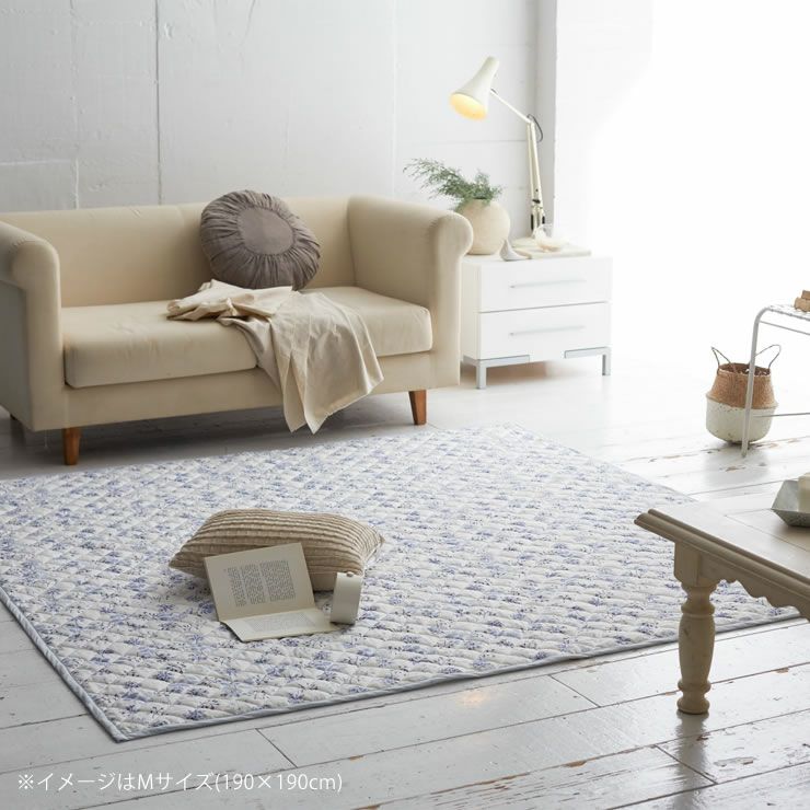 花柄キルトラグのリビングソファ前イメージ