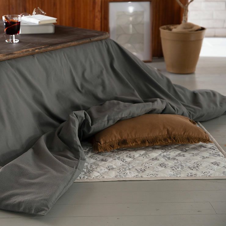 花柄キルトラグのこたつ敷布団使用時