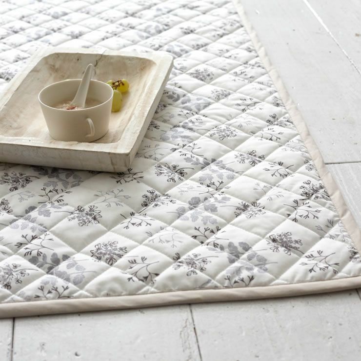 花柄キルトラグのふんわりとした質感