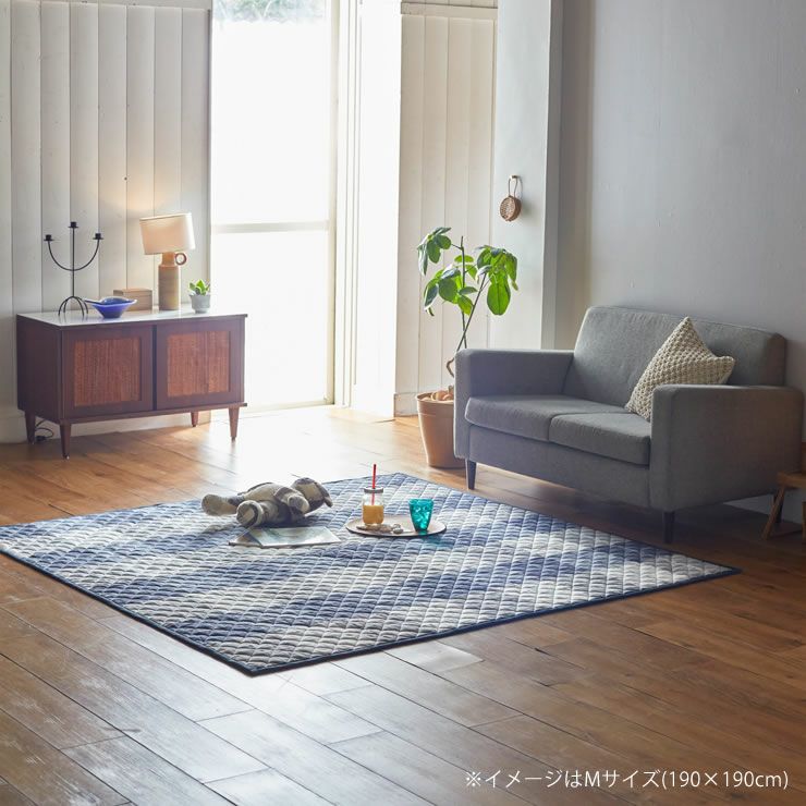 ブロックチェック柄のキルトラグのリビングソファ前イメージ