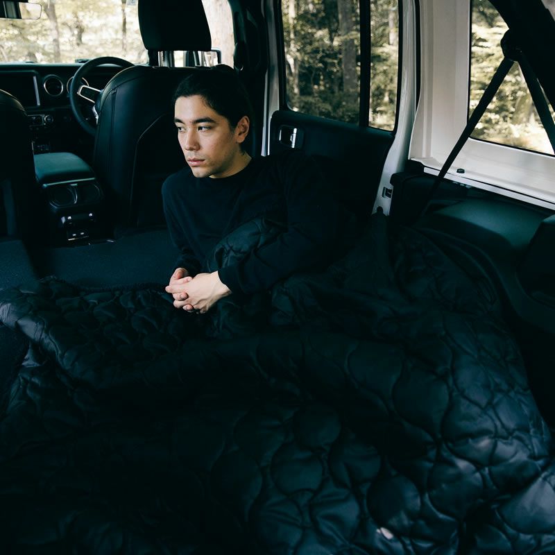 魔法瓶ブランケット(新6層/グラフェン)Lサイズの車内ブランケット仕様イメージ（ミッドナイトブラック）