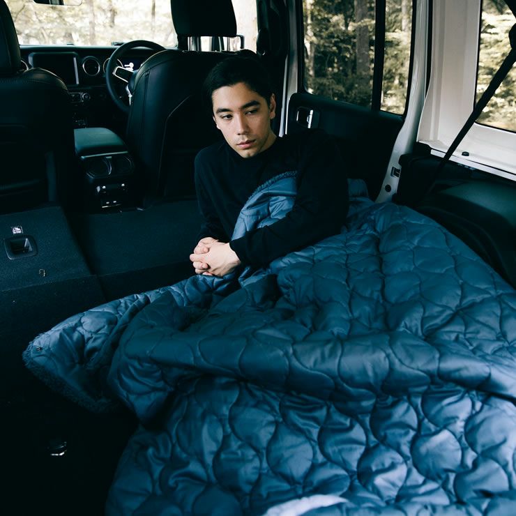 魔法瓶ブランケット6層Lサイズの車内仕様イメージ（インディゴ）