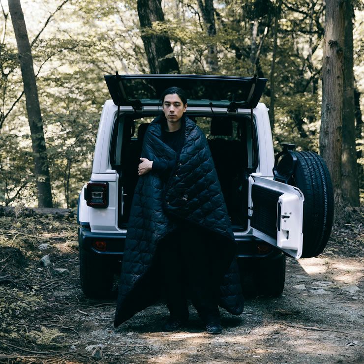 魔法瓶ブランケット6層Lサイズのポンチョイメージ（ミッドナイトブルー）