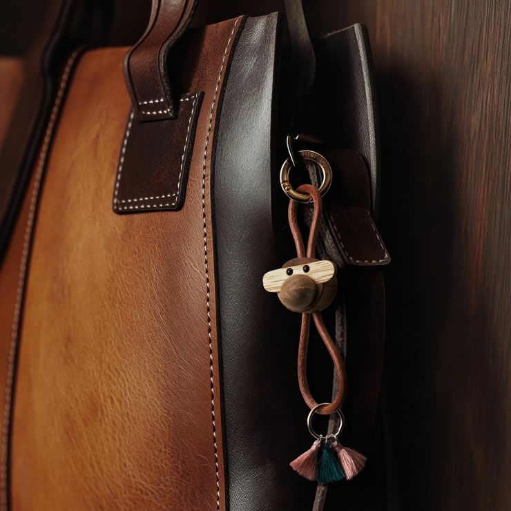 カイ・ボイスンキーホルダーモンキー（ゴールド）を鞄に付けるだけでおしゃれなアクセントに