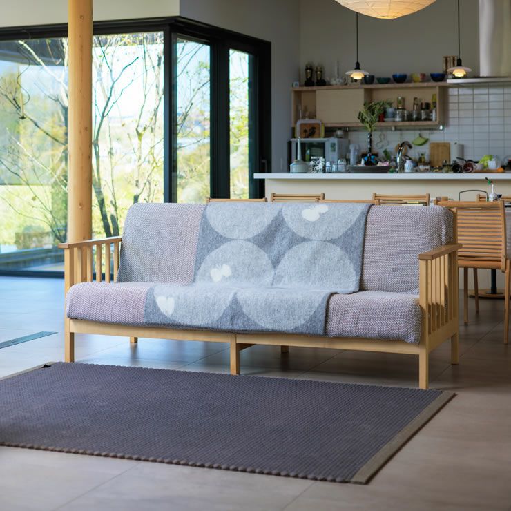 クリッパン＆ミナ ペルホネンPERHONENハーフウールブランケットのソファ使用イメージ（表）