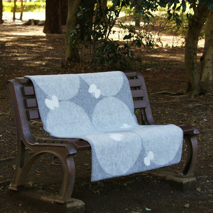 クリッパン＆ミナ ペルホネンPERHONENウールブランケットのベンチ使用イメージ（表）