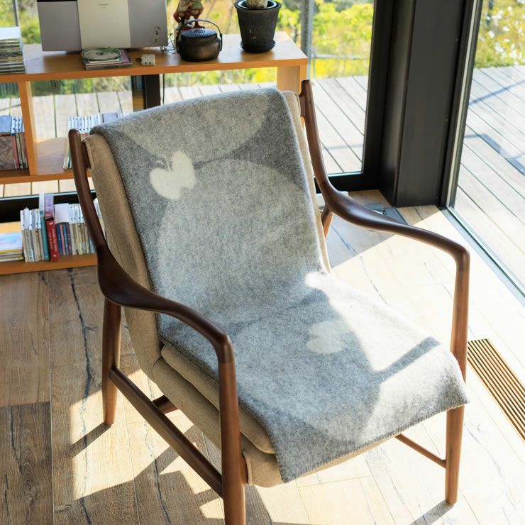 クリッパン＆ミナ ペルホネンPERHONENハーフ毛布のチェア使用イメージ（裏）