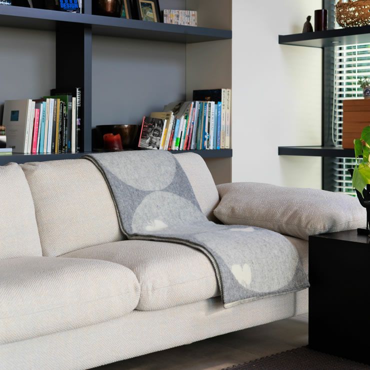 クリッパン＆ミナ ペルホネンちょうちょのハーフブランケットは置いておくだけでもお部屋のアクセントに