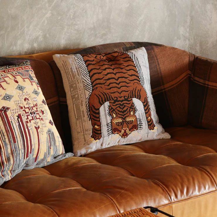 トゥーゴークッションカバータイガー(TIGER)のソファ使用イメージ