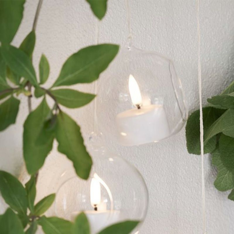 ティーライトキャンドルをキャンドルホルダーに入れたイメージ