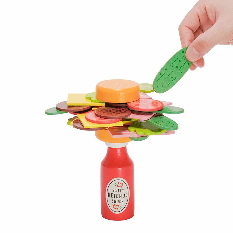 ケチャップを倒さないように木製の具材を差し込んでいく楽しいバランスゲーム