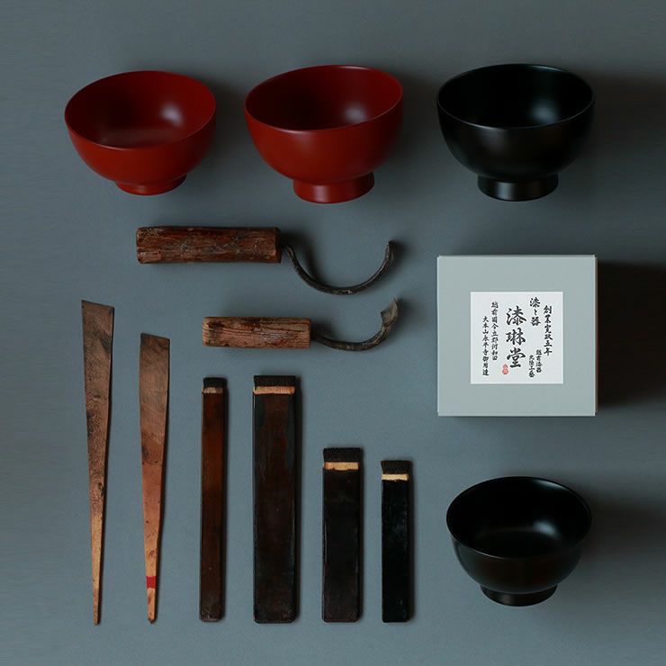 塗りの道具と朝倉椀
