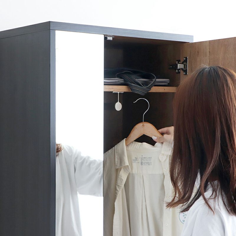 ハンガーポール付きで衣服の皺も気にならないワードローブ