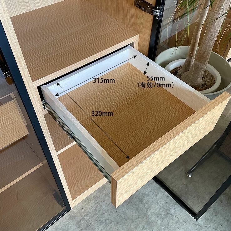 木目とアルミフレームが調和するハイタイプストレージの引き出しサイズ