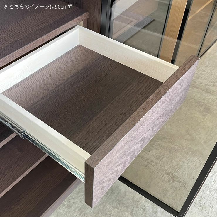 木目とアルミフレームが調和するカップボード