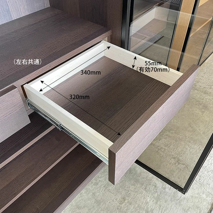 木目とアルミフレームが調和するハイタイプストレージの引き出しサイズ