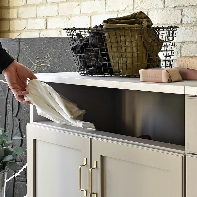 洗濯物をさっと入れるられるランドリーキャビネット