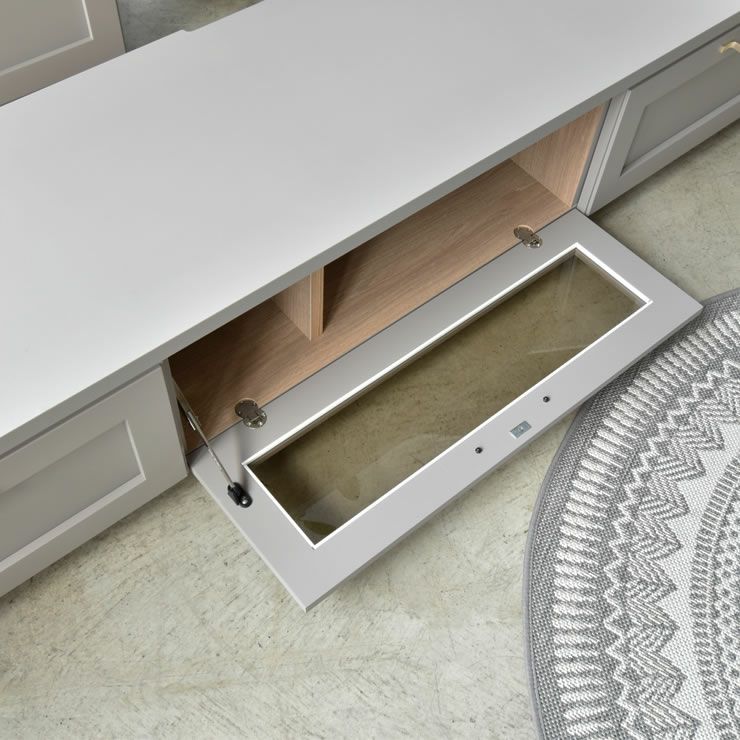 リビングボードの中央フラップ扉